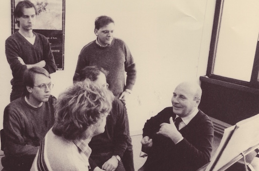 Foto: Hans Werner Henze und seine Kölner Meisterklasse (1985) v.l.n.r.:  Thomas Donecker, Cord Meijering, Stefan Hakenberg, Oliver Trötschel, Detlev Glanert