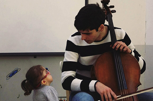 Foto Cellist mit einem kleinen Mädchen