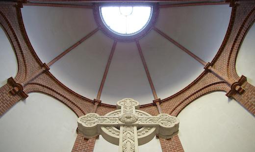 Apsisgewölbe über dem Altarkreuz